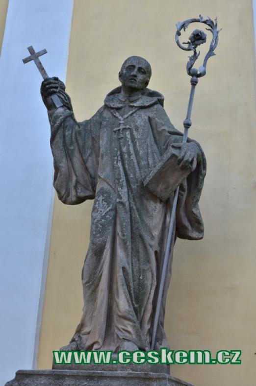 Socha sv. Prokopa u klášterního kostela.