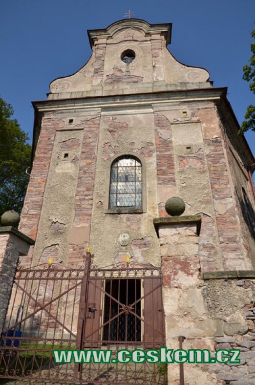 Pohled na průčelí kostela sv. Jakuba Většího.