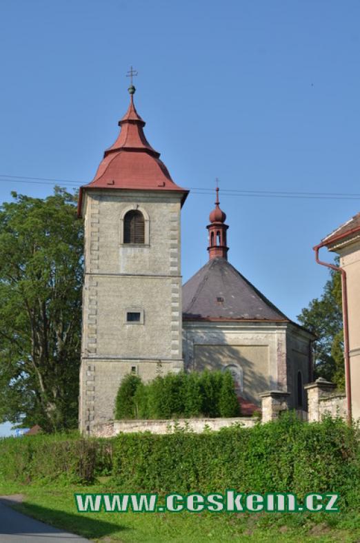 Zvonice u kostela.