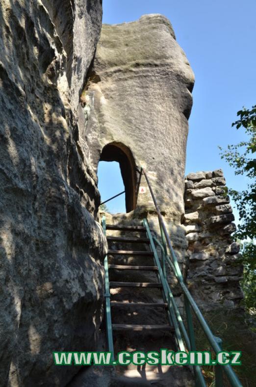 Výstup na skalní hrad.