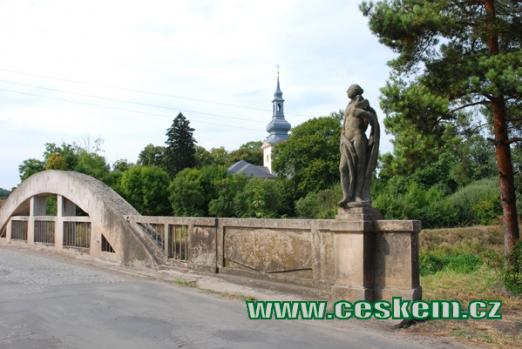 Most se sochami živlů, v pozadí kostel sv. Jiljí.