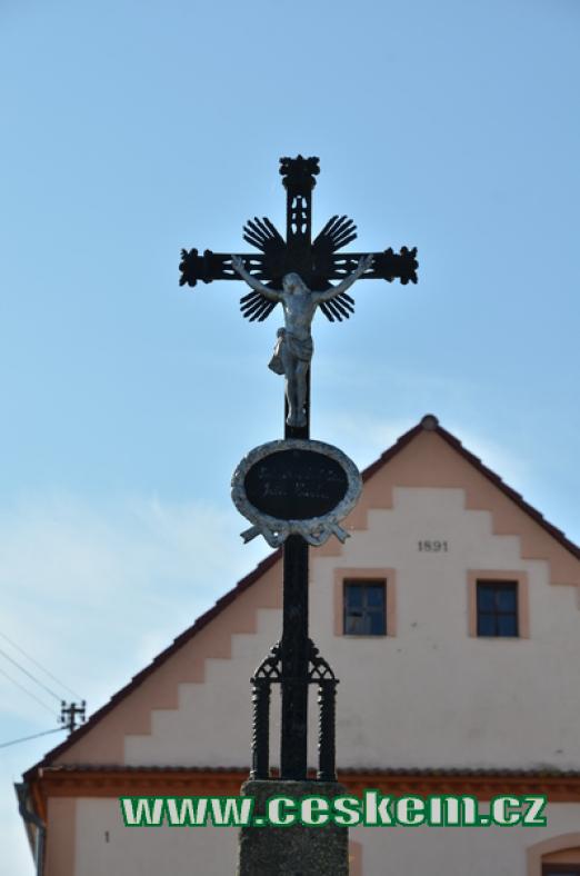 Křížek u kaple.