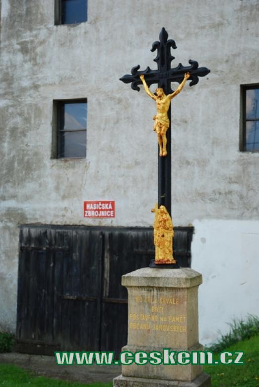 Křížek u místní kapličky.
