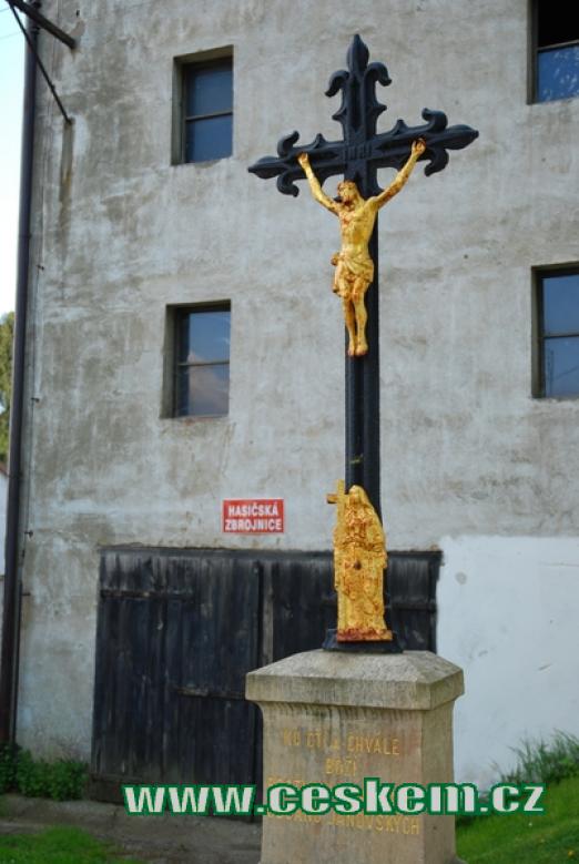 Křížek u kapličky v Janově.