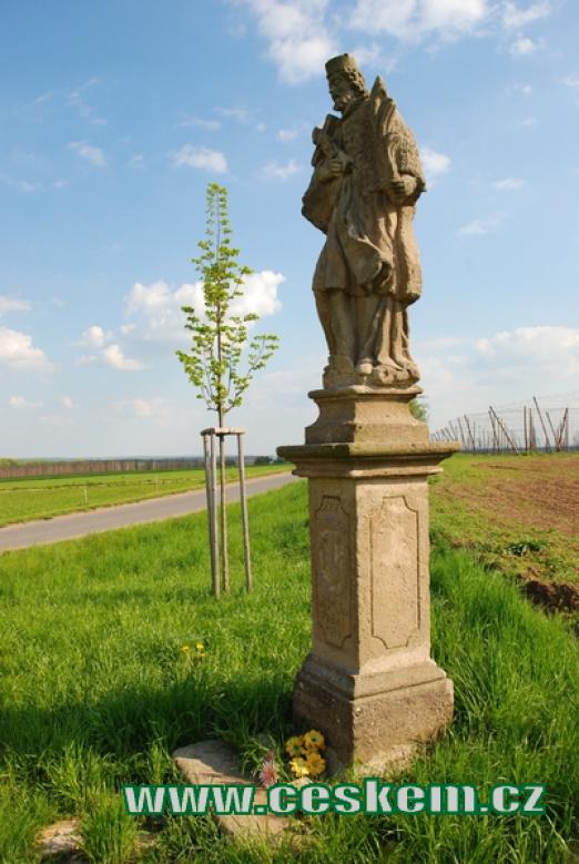 Pohled na sochu sv. Jana Nepomuckého.