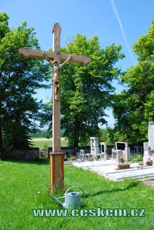Kříž na zdejším hřbitově.