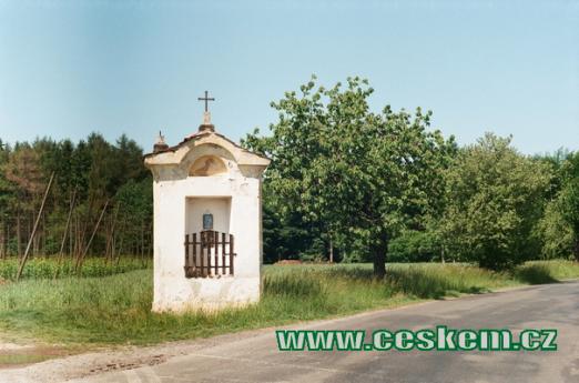 Pohled na kapličku u silnice na Srbeč.