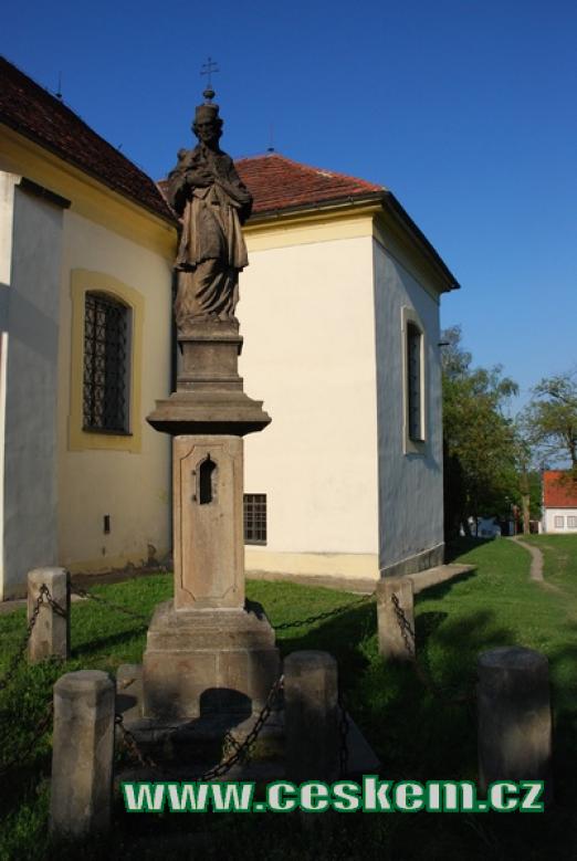 Socha Jana Nepomuckého u kostela Narození Panny Marie.