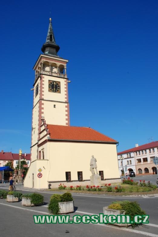 Renesanční radnice s věží z druhé poloviny 16. století.