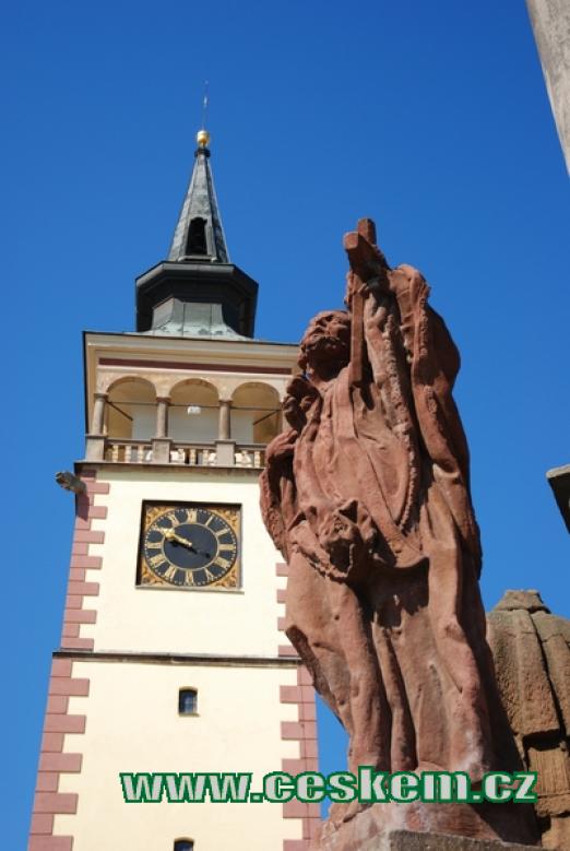 Detail mariánského sloupu na náměstí.