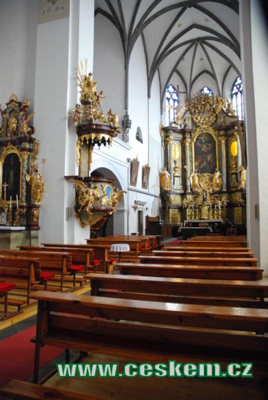 Interiér kostela Nanebevzetí Panny Marie.