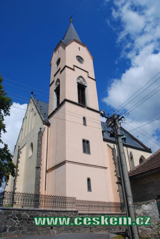 Věž kostela Nanebevzetí Panny Marie.