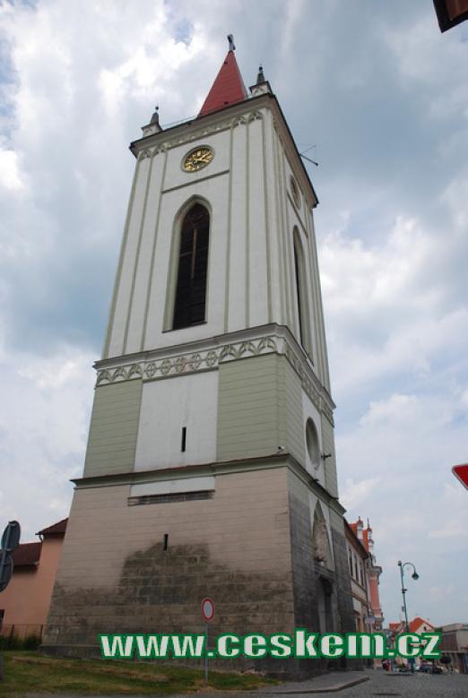 Zvonice je dominantou historického centra.