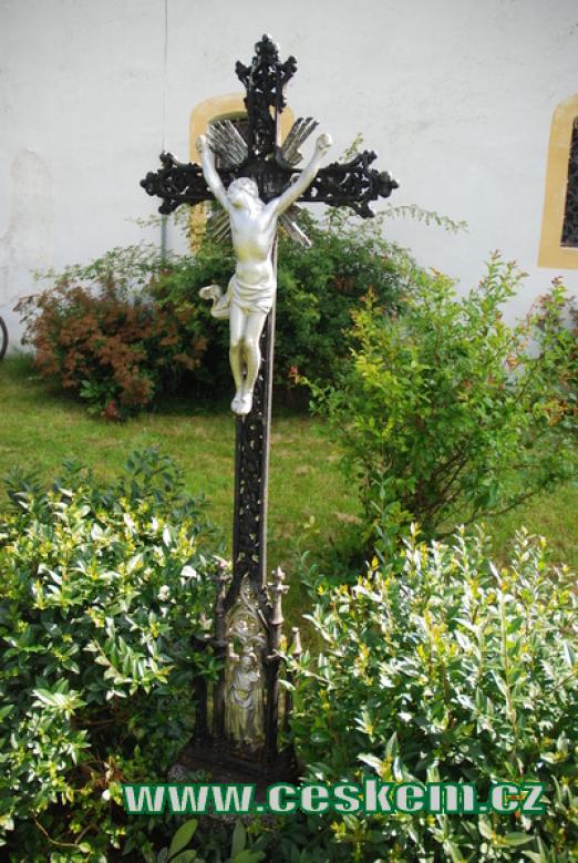 Křížek ve farní zahradě.