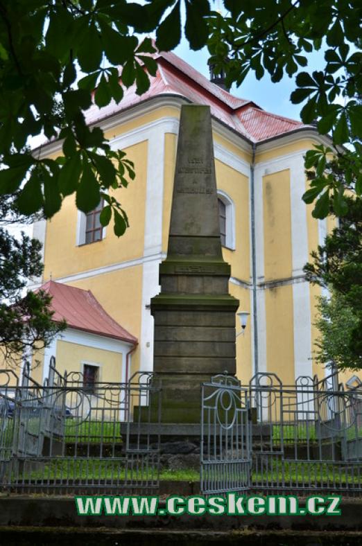 Památník u kostela.