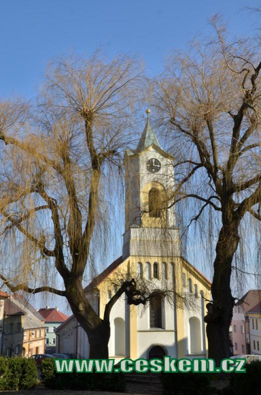 Kostel sv. Barbory za stromovými záclonami.