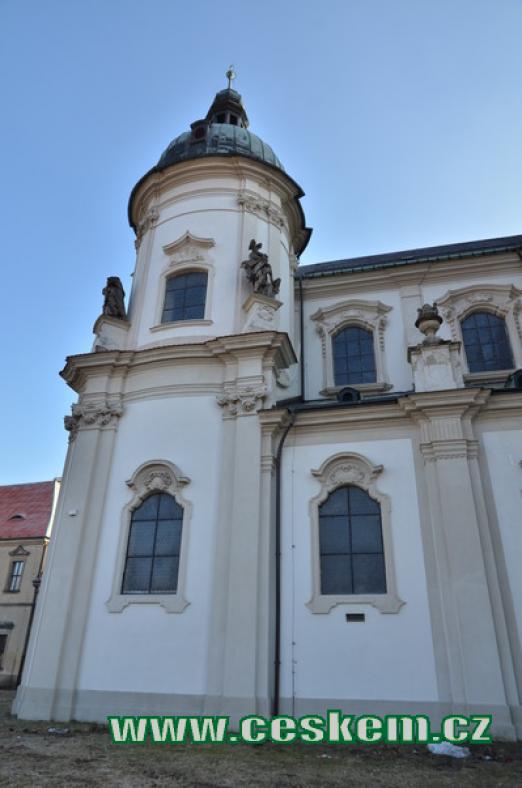 Věž kostela Nanebevzetí Panny Marie.